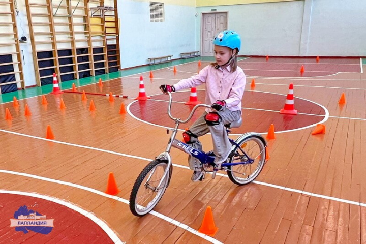 «Лаборатория безопасности» в Апатитах: обучаем детей безопасному вождению велосипеда