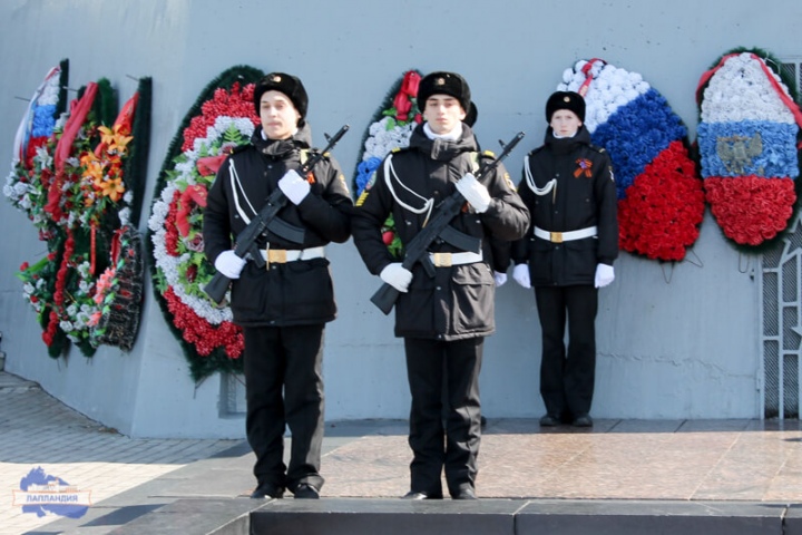 Сегодня прошла вахта Почетного караула на Посту № 1 у мемориального комплекса «Защитникам Советского Заполярья в годы Великой Отечественной войны» города-героя Мурманска