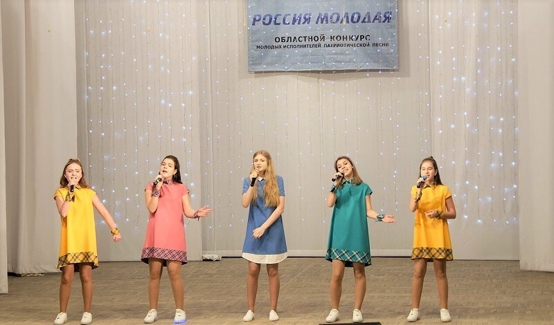 Образцовый вокальный ансамбль «Фантазия» достойно выступил на областном конкурсе молодых исполнителей патриотической песни