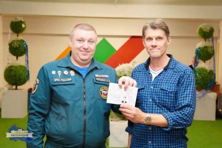 Педагоги дополнительного образования центра «Лапландия» получили книжки спасателя