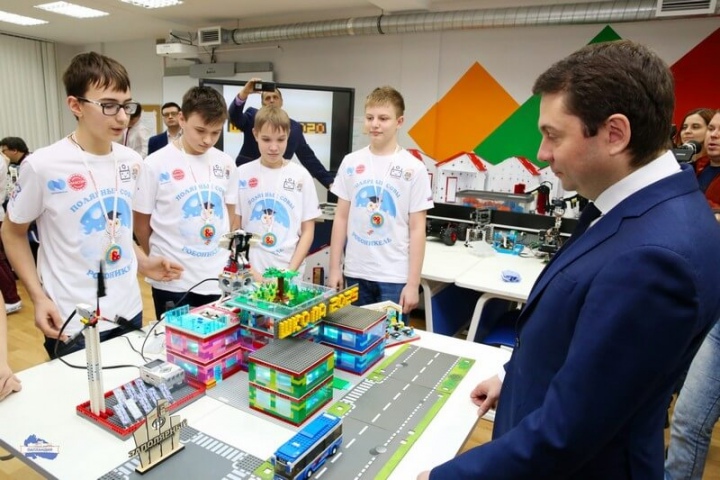 Губернатор Андрей Чибис поздравил делегацию Мурманской области с победой на национальном чемпионате «FIRST RUSSIA ROBOTICS CHAMPIONSHIP»