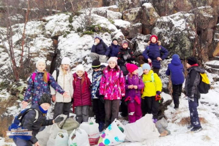 Юные туристы «Лапландии» очистили территорию озера от мусора во время областного эколого-туристского слета «Хибиниада»