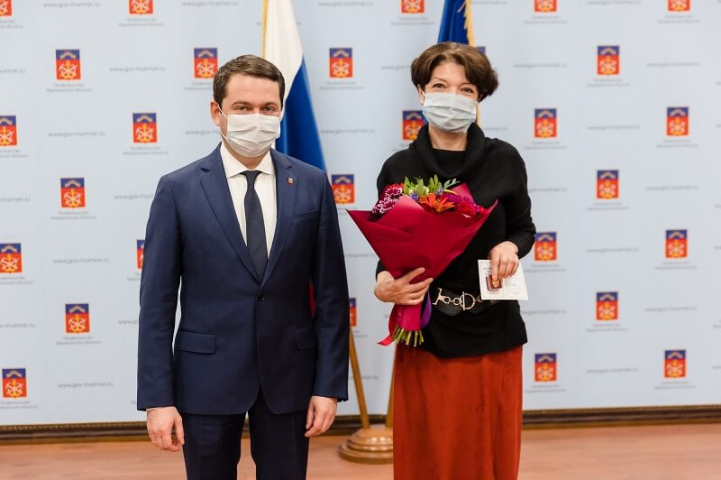 Губернатор Мурманской области вручил ведомственную награду педагогу центра «Лапландия»