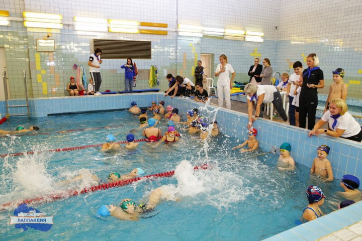 В Лапландии прошли Соревнования по плаванию «Весёлые старты»
