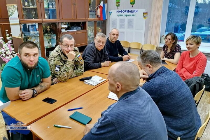 В центре