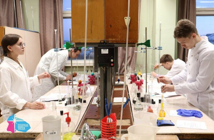 Участники Всероссийской олимпиады по химии выполняют практическую работу