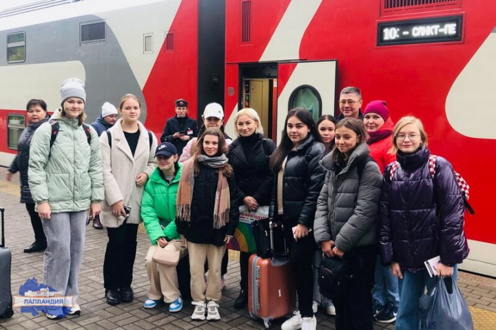 Школьники из Мурманской области отправились на экскурсию в Санкт-Петербург