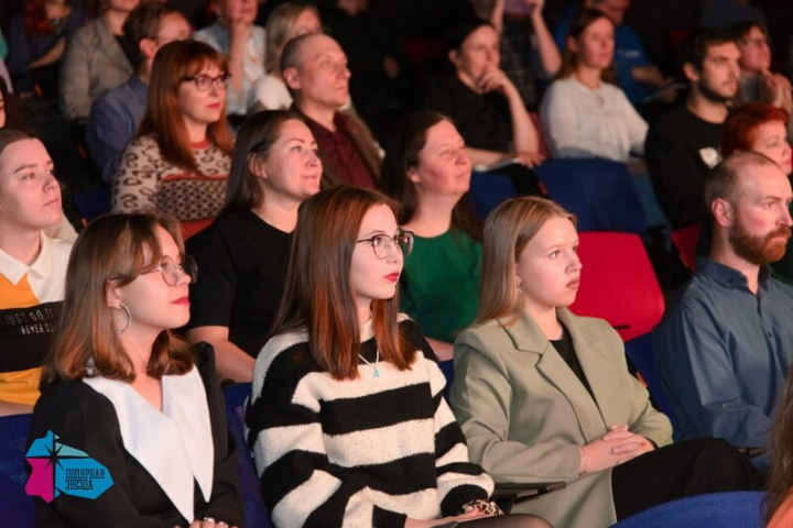 Участники профильной смены «Живая классика: перезагрузка» центра «Полярная звезда» посетили торжественное открытие фестиваля «Капитан Грей»
