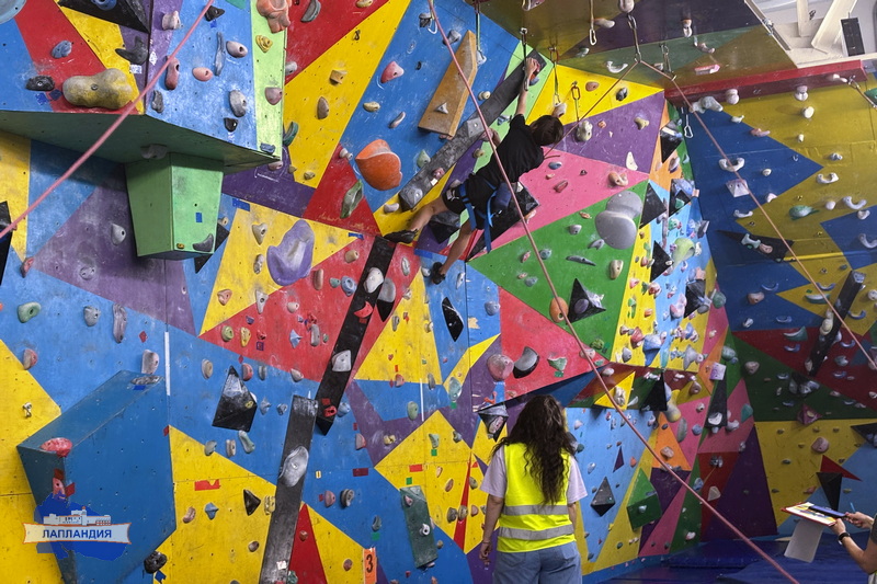Воспитанники «Лапландии» приняли участие в соревнованиях по скалолазанию