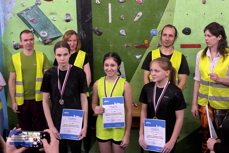 Воспитанники «Лапландии» приняли участие в соревнованиях по скалолазанию