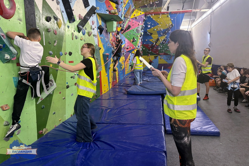 Воспитанники «Лапландии» приняли участие в соревнованиях по скалолазанию