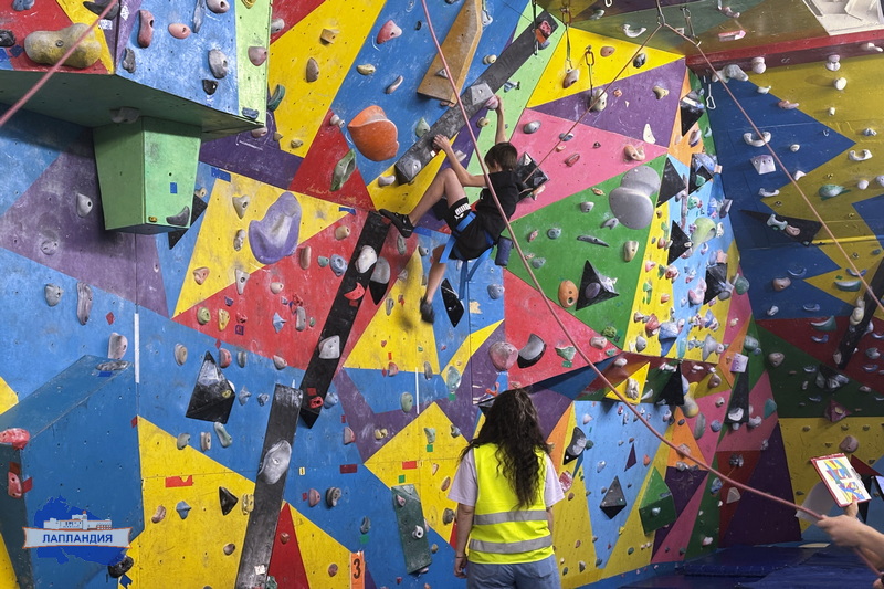 Воспитанники «Лапландии» приняли участие в соревнованиях по скалолазанию