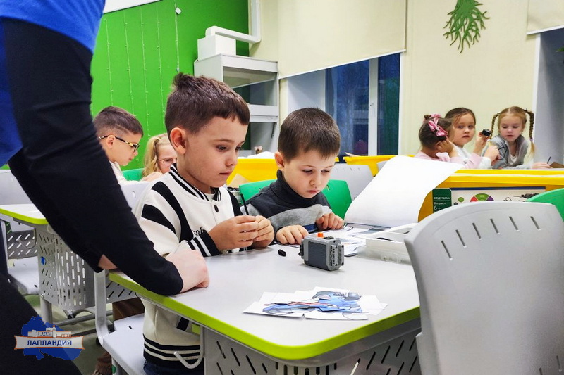 В Корзуново юные кванторианцы осваивают передовые технологии в мобильном технопарке, а самые маленькие жители посёлка делают первые шаги в мире инженерии