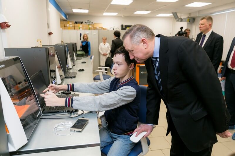 Полномочный представитель Президента России в Северо-Западном федеральном округе Александр Беглов посетил детский технопарк «Кванториум-51»