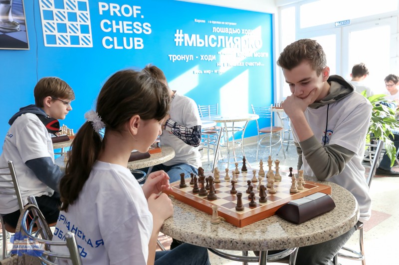 В рамках проекта «КвантоШахматы» в детском технопарке  «Кванториум-51» завершился первый этап шахматного турнира