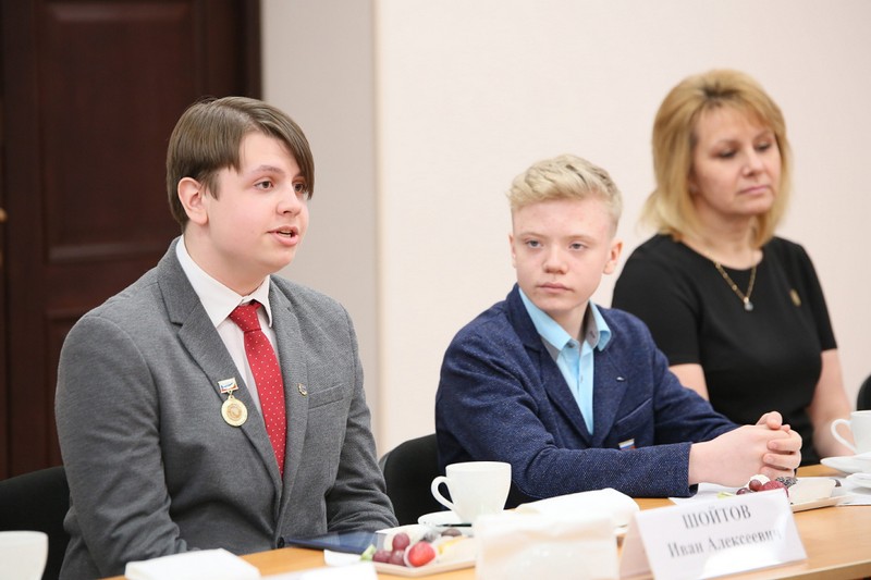 В правительстве Мурманской области состоялась встреча Губернатора  с молодыми и юными исследователями области