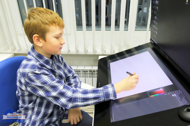 Сделать своими руками брелок, узнать о сварке оптоволокна, освоить графический планшет: в детском технопарке «Кванториум-51» прошел день научного отдыха