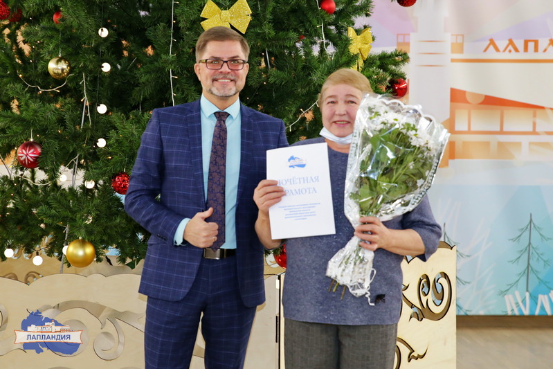 В центре «Лапландия» 2021 год завершился встречей с Дедом Морозом и награждением сотрудников