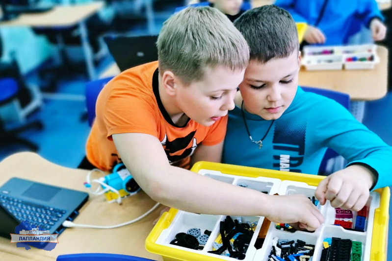 В мобильном технопарке «Кванториум-51» проходит фестиваль детского технического творчества