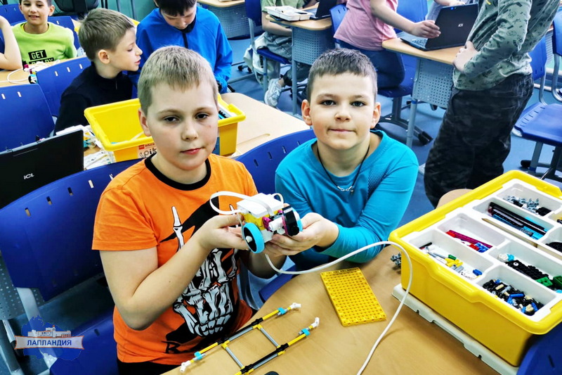 В мобильном технопарке «Кванториум-51» проходит фестиваль детского технического творчества