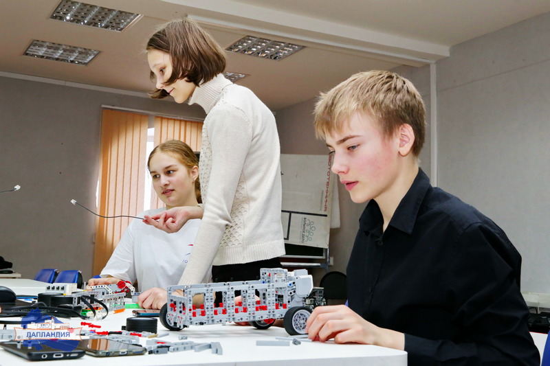 В детском технопарке  «Кванториум-51» юные инженеры построили вокзал будущего