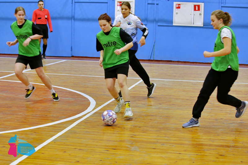 106 юных футболисток приняли участие во Всероссийских соревнованиях по мини-футболу в Мурманске