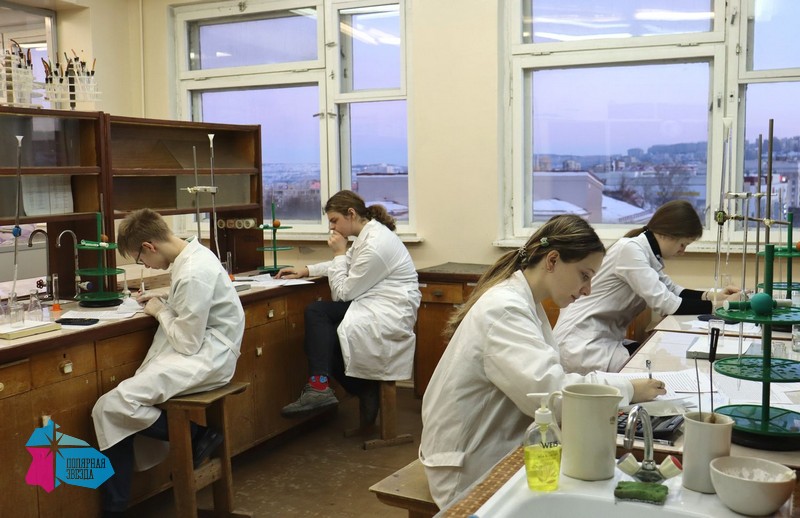 Участники Всероссийской олимпиады по химии выполняют практическую работу