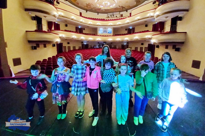 Ребята из театральной студии «Лира» совершили удивительное путешествие по театральному закулисью Мурманского областного драматического театра