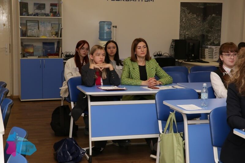 В центре «Полярная звезда» прошла образовательная сессия для членов регионального научного общества школьников «АрктикУм»