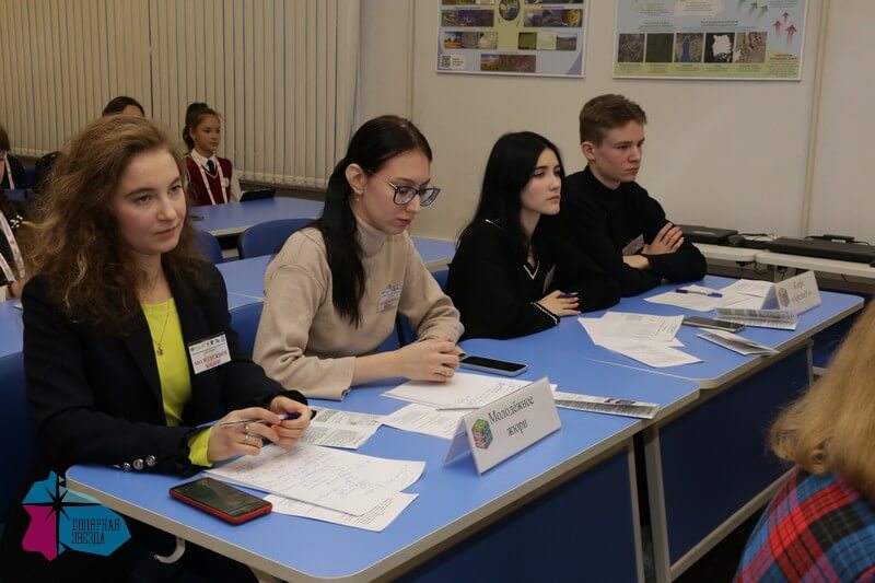 В центре «Полярная звезда» прошла образовательная сессия для членов регионального научного общества школьников «АрктикУм»