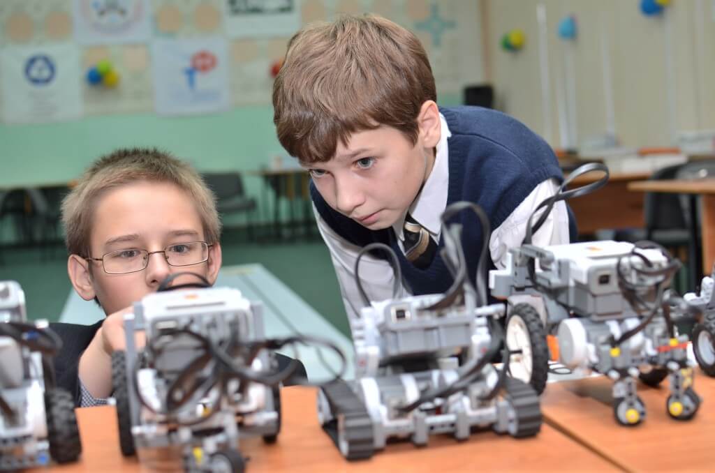 Технологическое образование в школе. Робототехника для детей. Робототехник профессия. Робототехника в образовании. Школьник изобретатель.