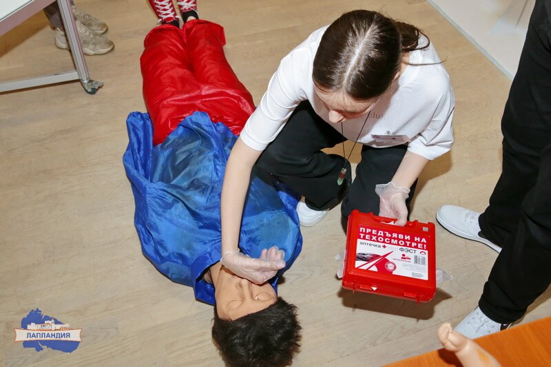 Соревнования первая помощь. Первая помощь. Первая помощь ребенку. Первая помощь в Лапландии. First Aid 2023.